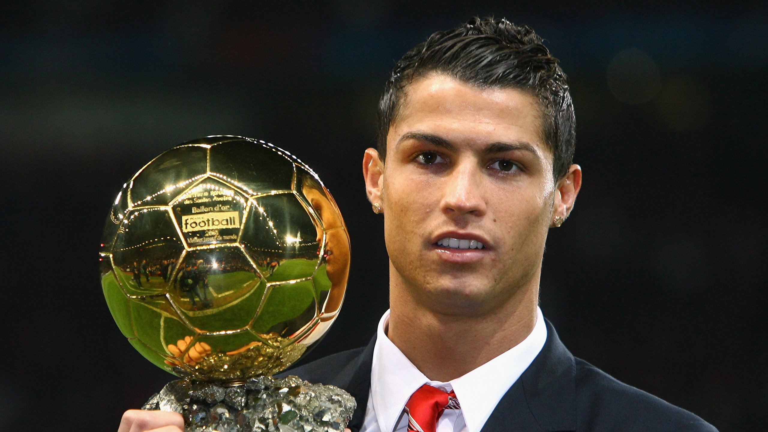 欧冠淘汰赛之夜，孙兴慜，亚洲之光照亮欧洲足球圣殿